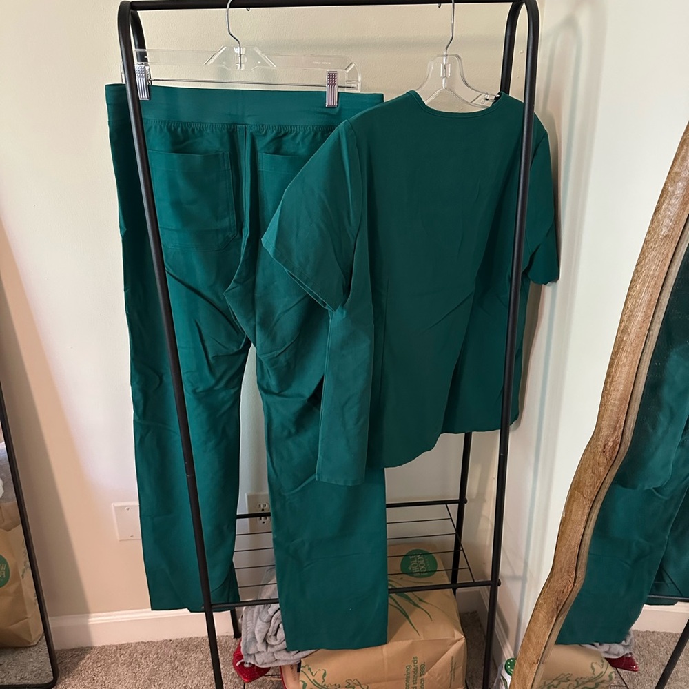 FIGS Scrub Set - Picture 4 of 6